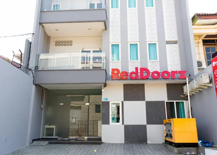 RedDoorz Near Gajah Mada Street